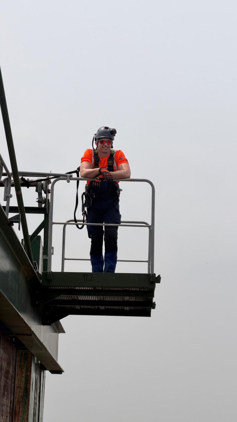 Louis Heistek op het bordes van een torenkraan