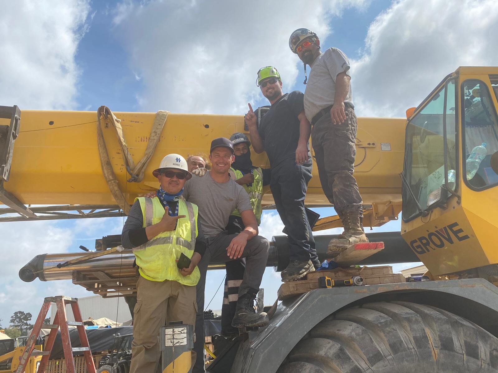 Heistech technici aan het werk op een kraan