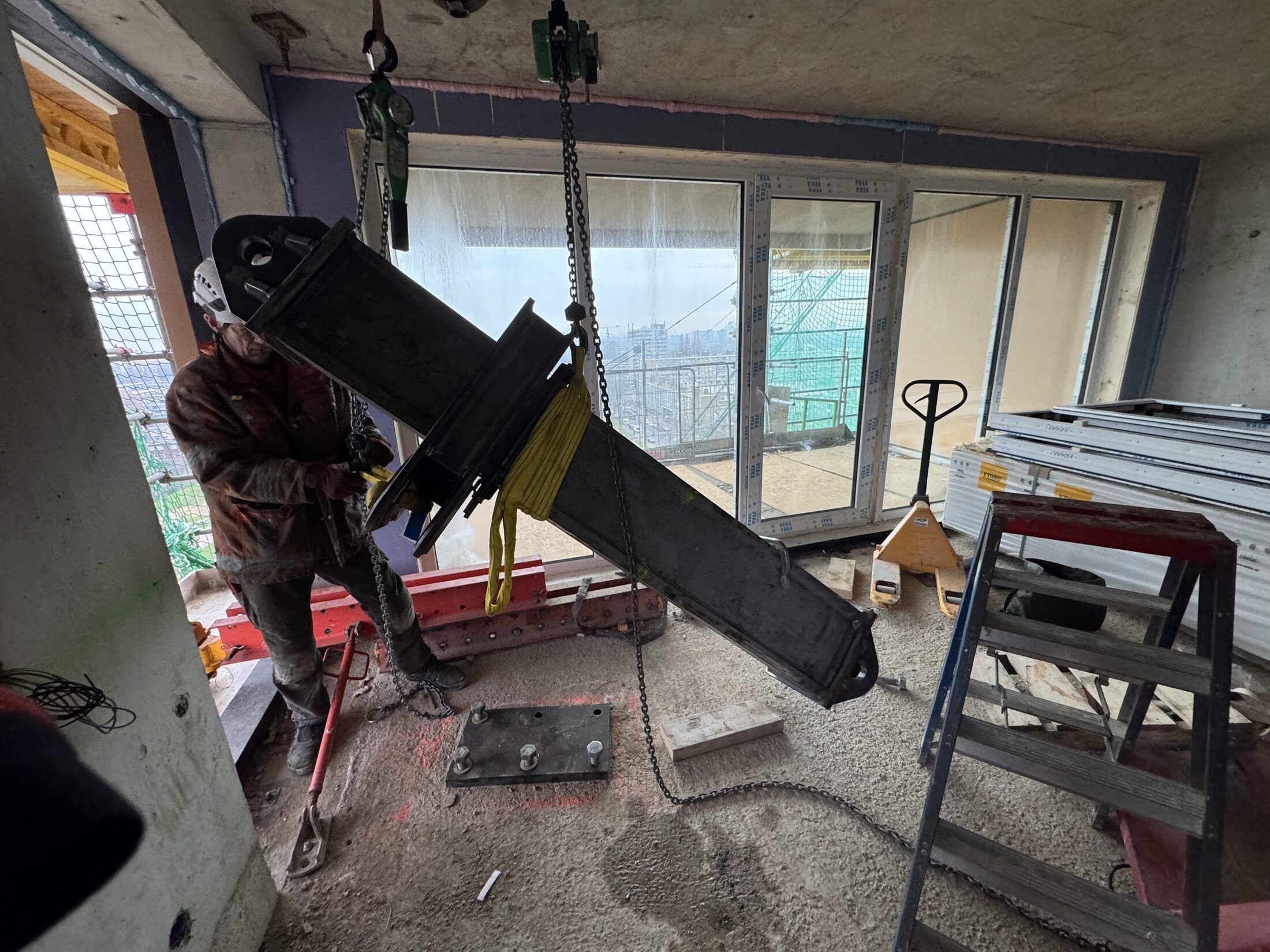 Technicus aan het werk op hoogte op een kraan